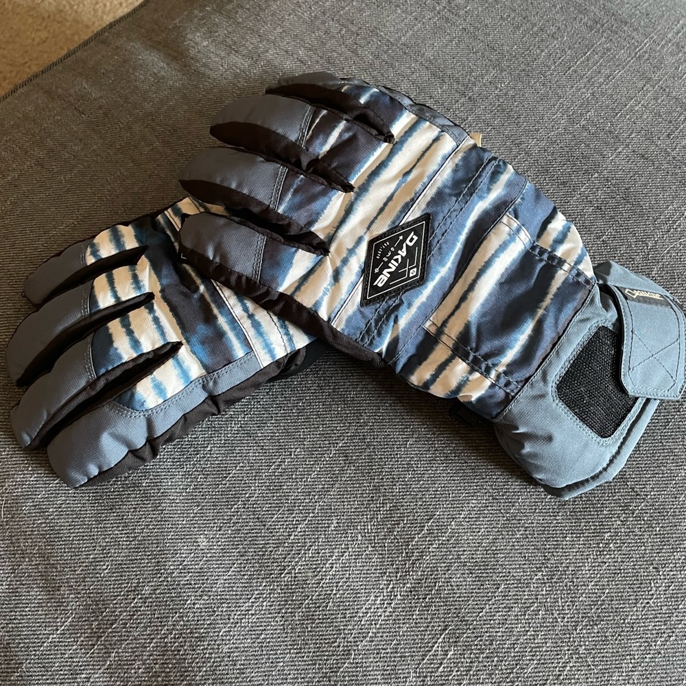 Dakine Gore-Tex gloves, never worn.